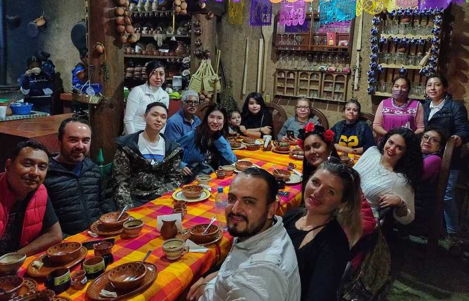 Turistas internacionales en Michoacán durante Día de Muertos en Cocina Tradicional
